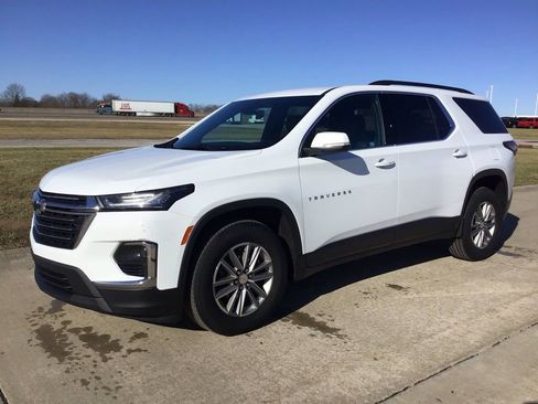 Used 2023 Chevrolet Traverse LT image 3