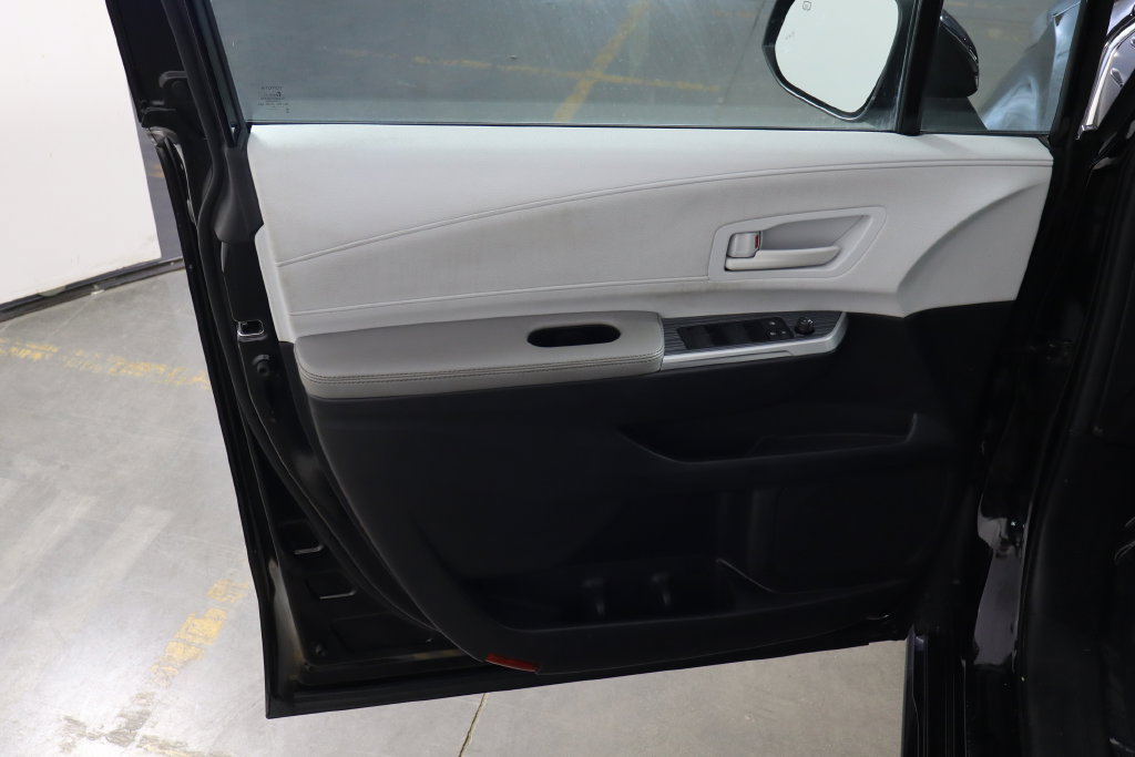 Used 2025 Toyota Sienna LE FWD image 17