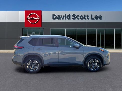 Used 2026 Nissan Rogue SV w/ SV Premium Package image 5