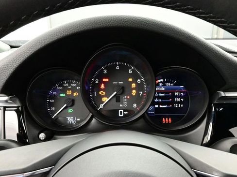 Used 2025 Porsche Macan image 9