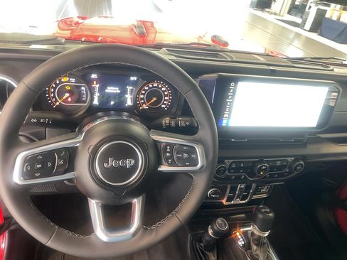 Used 2025 Jeep Wrangler Unlimited Sahara AWD/4WD image 16
