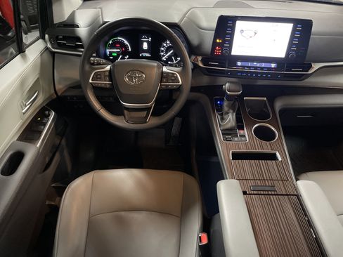 Certified 2022 Toyota Sienna XLE image 30