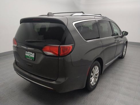 Used 2018 Chrysler Pacifica Touring-L image 9