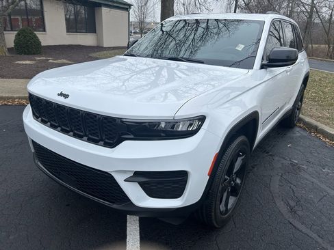 Used 2023 Jeep Grand Cherokee Altitude image 2