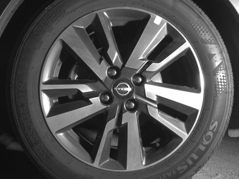Used 2025 Nissan Versa SV FWD image 12
