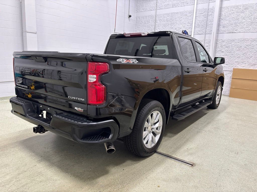 Used 2020 Chevrolet Silverado 1500 Custom w/ Custom Value Package AWD/4WD image 4