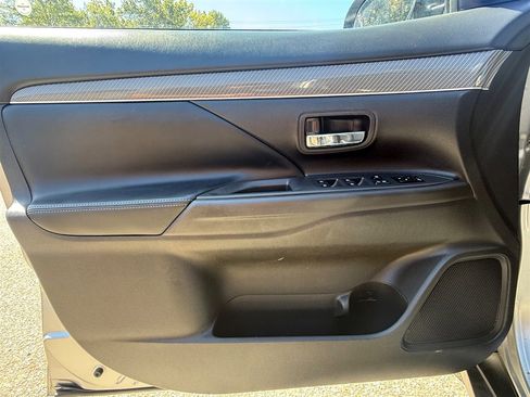 Used 2020 Mitsubishi Outlander FWD image 32