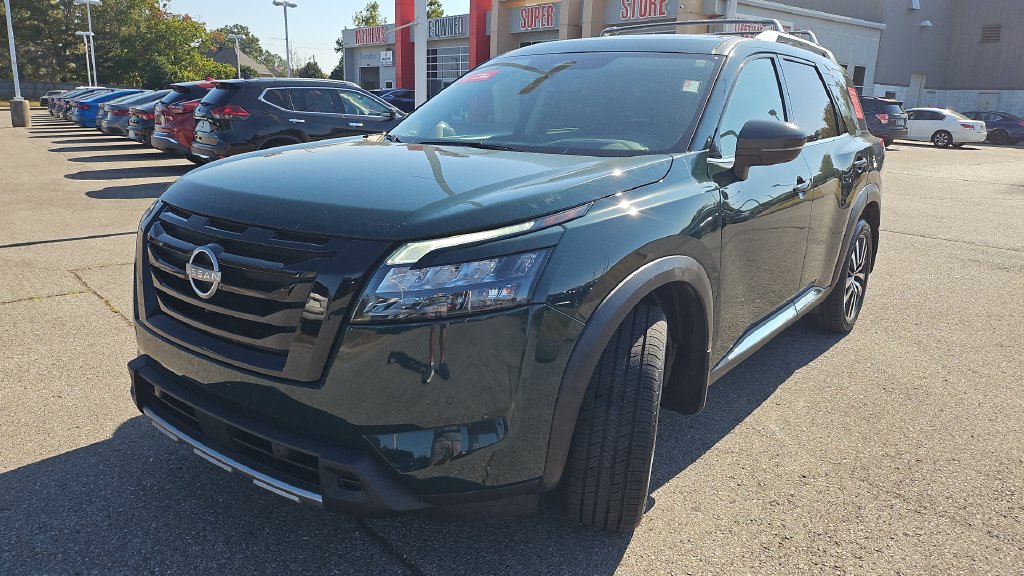 Certified 2025 Nissan Pathfinder Platinum w/ Black Appearance Package AWD/4WD image 21