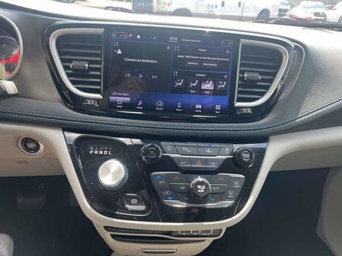 Used 2021 Chrysler Pacifica Touring-L FWD image 26