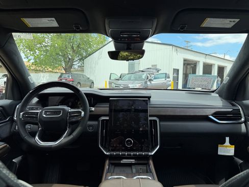 New 2026 GMC Acadia Denali Ultimate w/ LPO, Floor Liner Package AWD/4WD image 28