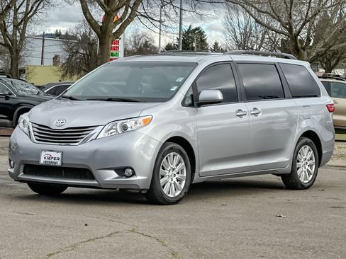 Used 2017 Toyota Sienna XLE image 8