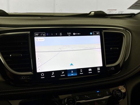 Used 2025 Chrysler Pacifica Limited FWD image 7