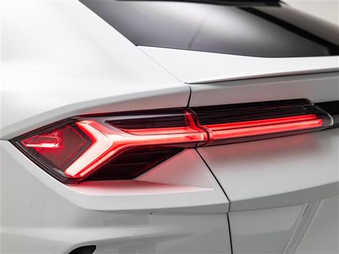 Used 2020 Lamborghini Urus AWD/4WD image 35