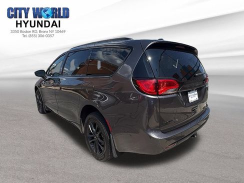 Used 2020 Chrysler Pacifica Touring-L AWD/4WD image 3