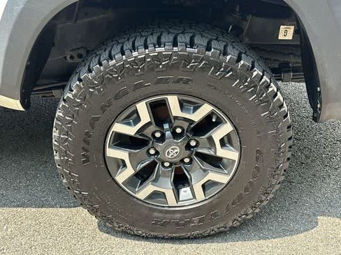 Used 2018 Toyota Tacoma TRD Off-Road AWD/4WD image 5