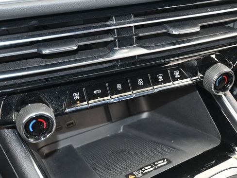 Used 2025 Chevrolet Traverse LT image 25