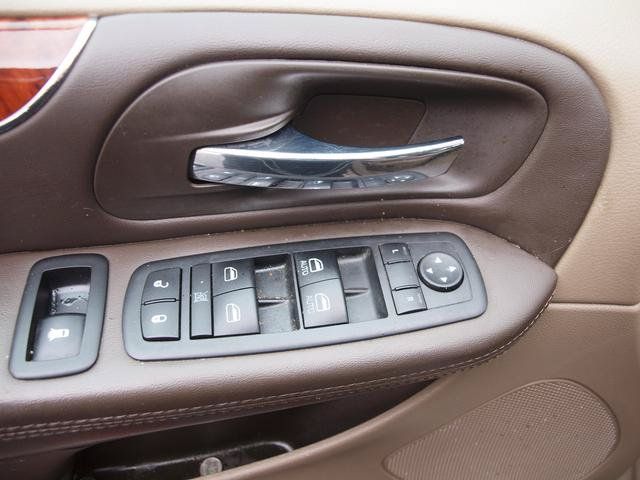 Used 2013 Chrysler Town & Country Touring-L w/ Entertainment Group #2 FWD image 9