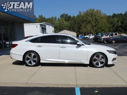 Used 2018 Honda Accord Touring image 3