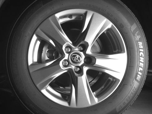 Used 2025 Toyota RAV4 XLE AWD/4WD image 9