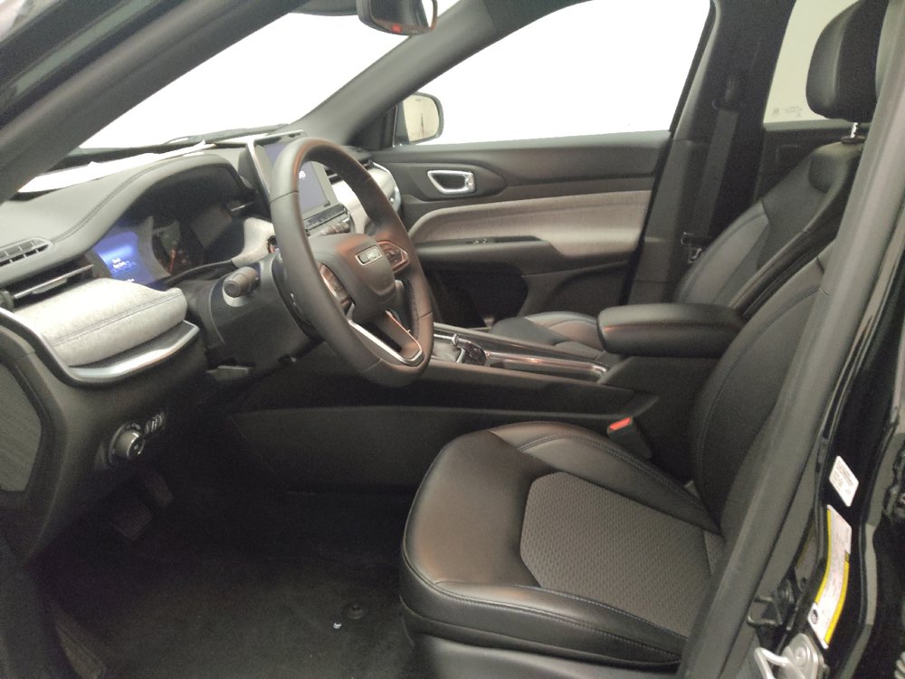 Used 2025 Jeep Compass Latitude w/ Sun & Sound Group AWD/4WD image 17