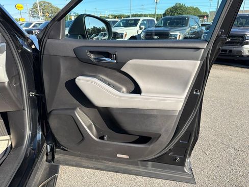 Used 2022 Toyota Highlander XLE AWD/4WD image 24