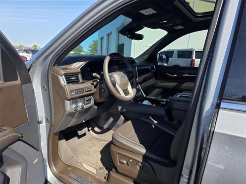 Used 2024 GMC Yukon Denali w/ Denali Reserve Package image 23
