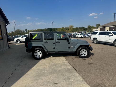 Used 2015 Jeep Wrangler Unlimited Sahara w/ Dual Top Group image 4