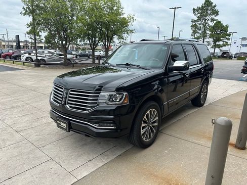 Used 2017 Lincoln Navigator Select AWD/4WD image 3