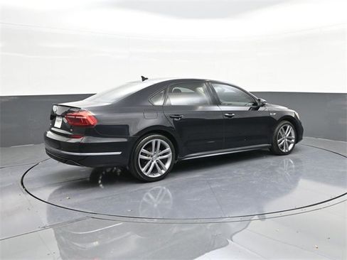 Used 2018 Volkswagen Passat 2.0T image 15