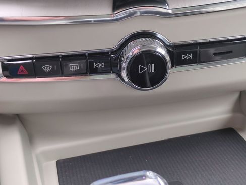 New 2026 Volvo XC60 B5 Ultra w/ Climate Package image 17