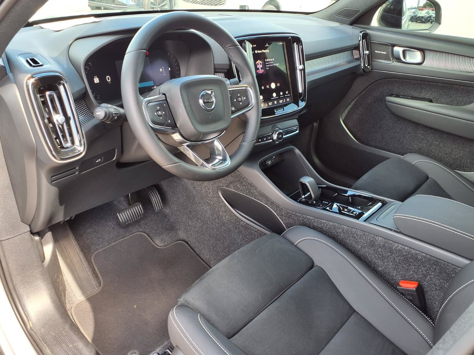 Certified 2025 Volvo XC40 B5 Ultra AWD/4WD image 21