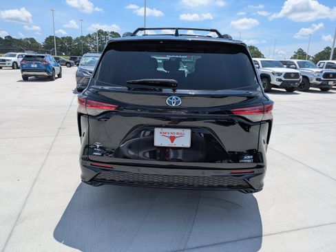 Certified 2023 Toyota Sienna XSE image 6