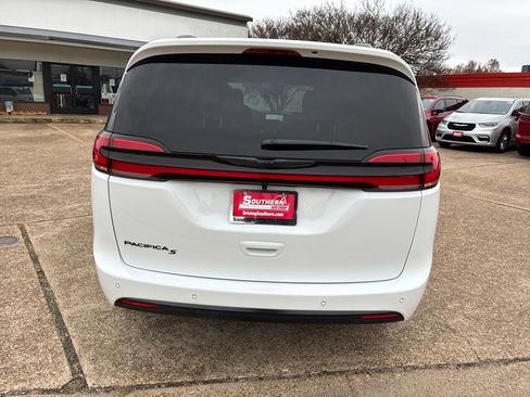 New 2026 Chrysler Pacifica Select w/ S Appearance Package image 4