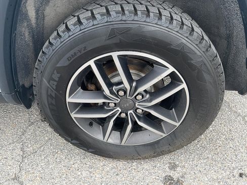 Used 2019 Jeep Grand Cherokee Laredo w/ Security & Convenience Group image 9