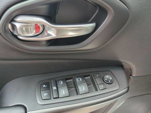 Used 2022 Jeep Cherokee Trailhawk AWD/4WD image 36