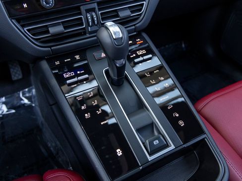 Certified 2025 Porsche Macan AWD/4WD image 46