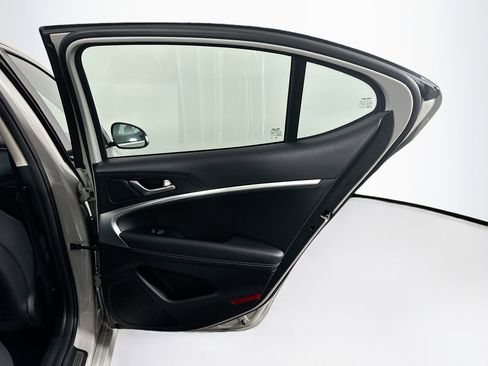 Used 2025 Genesis G70 2.5T image 31