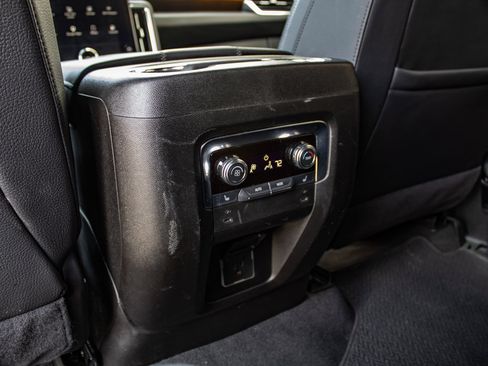 Used 2025 GMC Yukon Denali AWD/4WD image 30