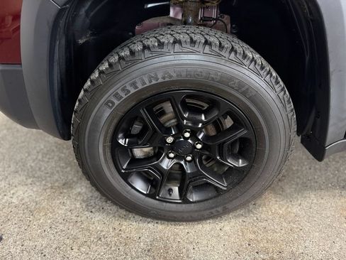 Used 2019 Jeep Cherokee Trailhawk w/ Comfort & Convenience Group AWD/4WD image 23