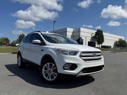 Used 2018 Ford Escape SE w/ SE Sync 3 Package AWD/4WD image 2