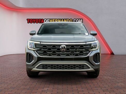 Used 2024 Volkswagen Atlas Cross Sport SE w/ Panoramic Sunroof Package FWD image 2