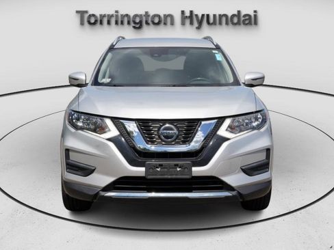 Used 2019 Nissan Rogue SV image 2