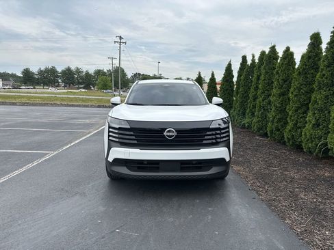 Used 2025 Nissan Kicks SV AWD/4WD image 3