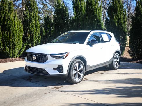 Used 2025 Volvo XC40 B5 Plus image 5