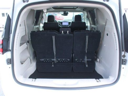 Used 2023 Chrysler Pacifica Limited image 6