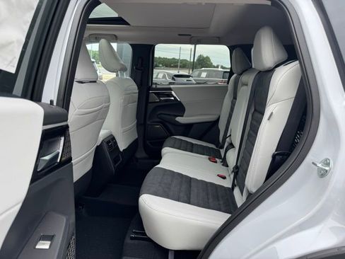 New 2025 Mitsubishi Outlander SE FWD image 12