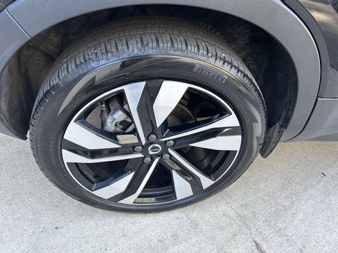 Certified 2025 Volvo XC40 B5 Plus image 6