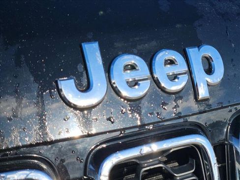 Used 2018 Jeep Grand Cherokee Laredo image 5