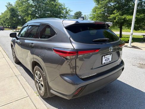 Used 2021 Toyota Highlander XLE AWD/4WD image 5