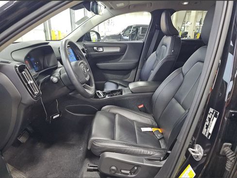 Used 2023 Volvo XC40 B4 Plus w/ Driver Assist Package FWD image 8